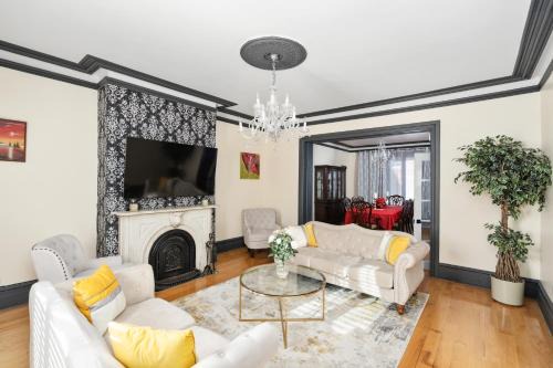 Lachine Villa | Centennial 6-Bedroom Waterfront Palace Sleeps 14