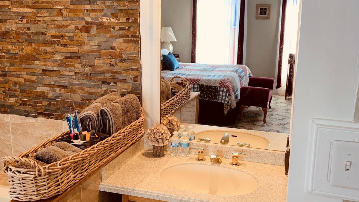 Conneaut Bed & Breakfast | Centennial Inn Bed & Breakfast