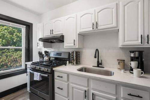 Penn-Knox Apartment | Center City Philly Home, Cozy 1-BR, Ideal Location for 4 Guests!