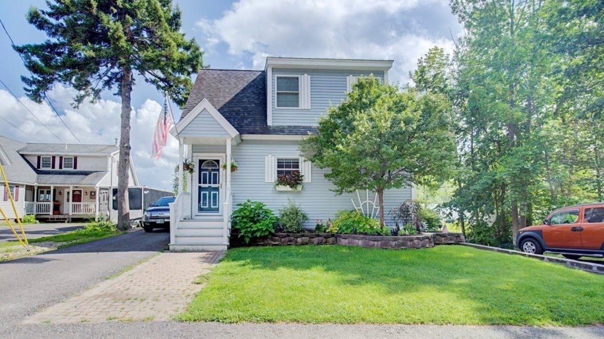 Moultonborough House | Center Harbor Lake Winnipesaukee Waterfront Guesthouse with dock and beach