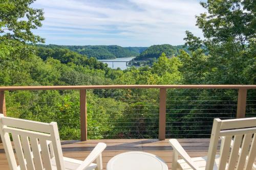 Sparta House | Center Hill Couples Retreat Cabin Lake View, Deck