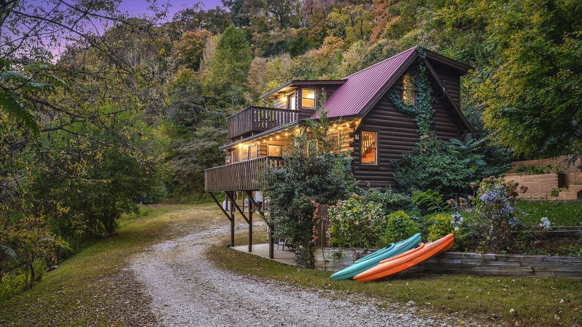 Baxter House | Center Hill Lake Cabin w/Deck & Fire Pit