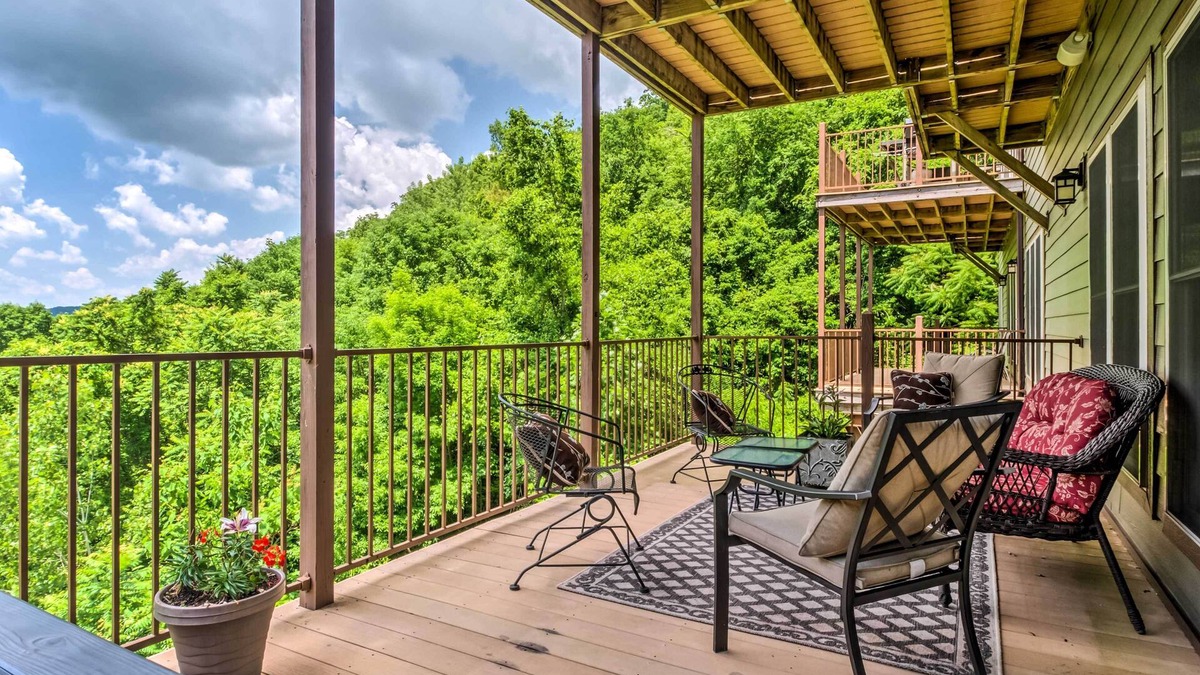 Silver Point Condo | Center Hill Lake Rental: Steps to Hurricane Marina