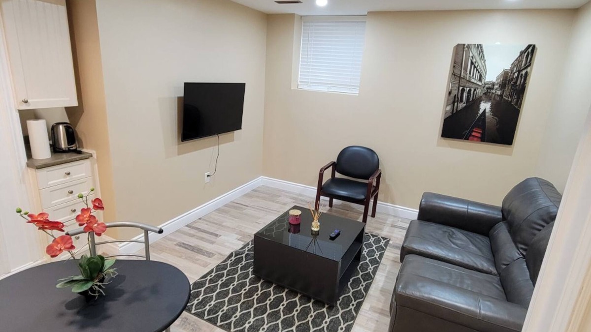 Barrie Apartment | Center of Barrie city, 5.3km to Barrie lake and 5minutes to 400.2 guest allowed