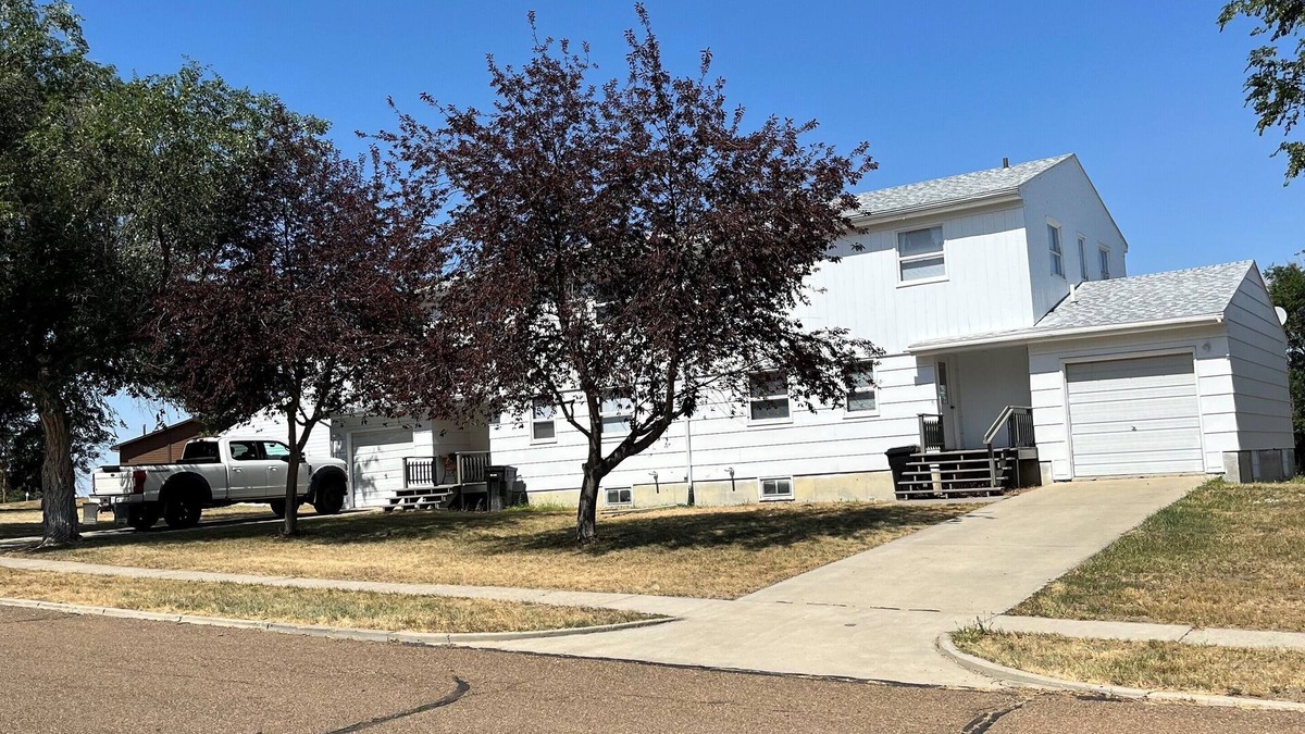 Fort Peck House | Center of It All #4