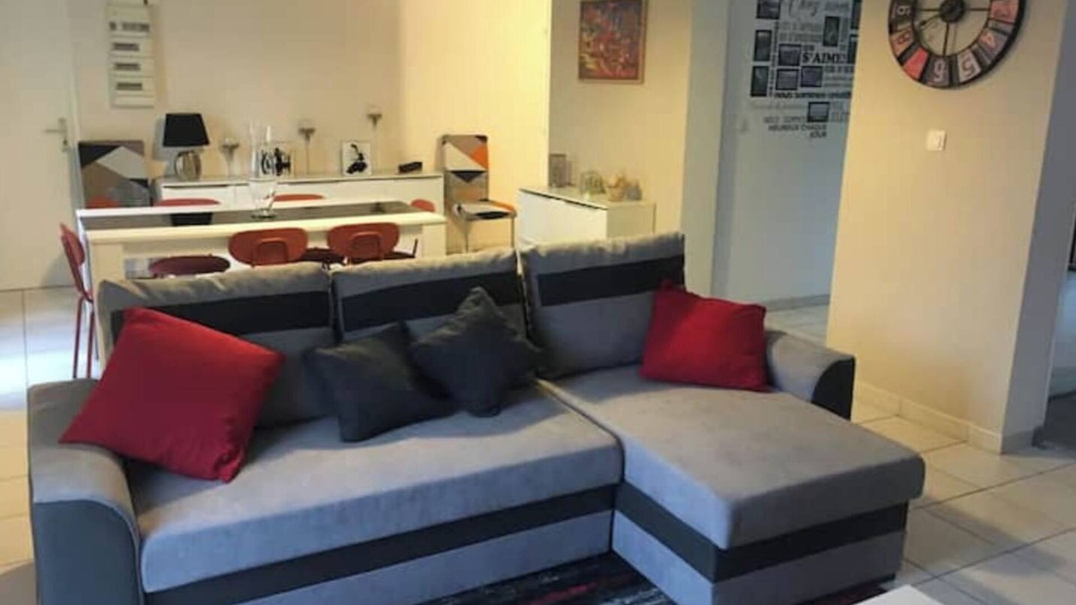 Pierrefonds Apartment | Center Pierrefonds superb quiet apartment + parking lot