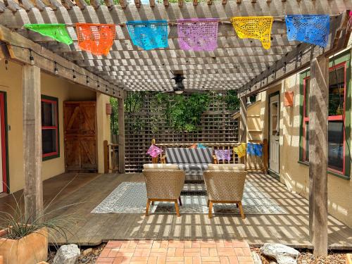 Alta Vista Apartment | Central 1br 1ba SA Casita w full kitchen & patio