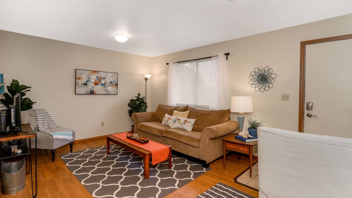Akron Apartment | Central 2 Bd Great for Traveling Professionals!