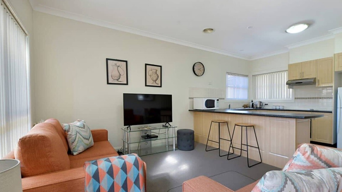 Orange Apartment | Central 2 Bed, 2 Bath Villa, Walk to Town