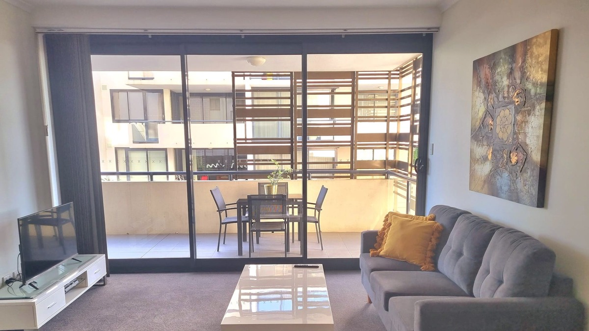Gladstone Apartment | Central 2 bedroom, 2 bathroom apartment with balcony