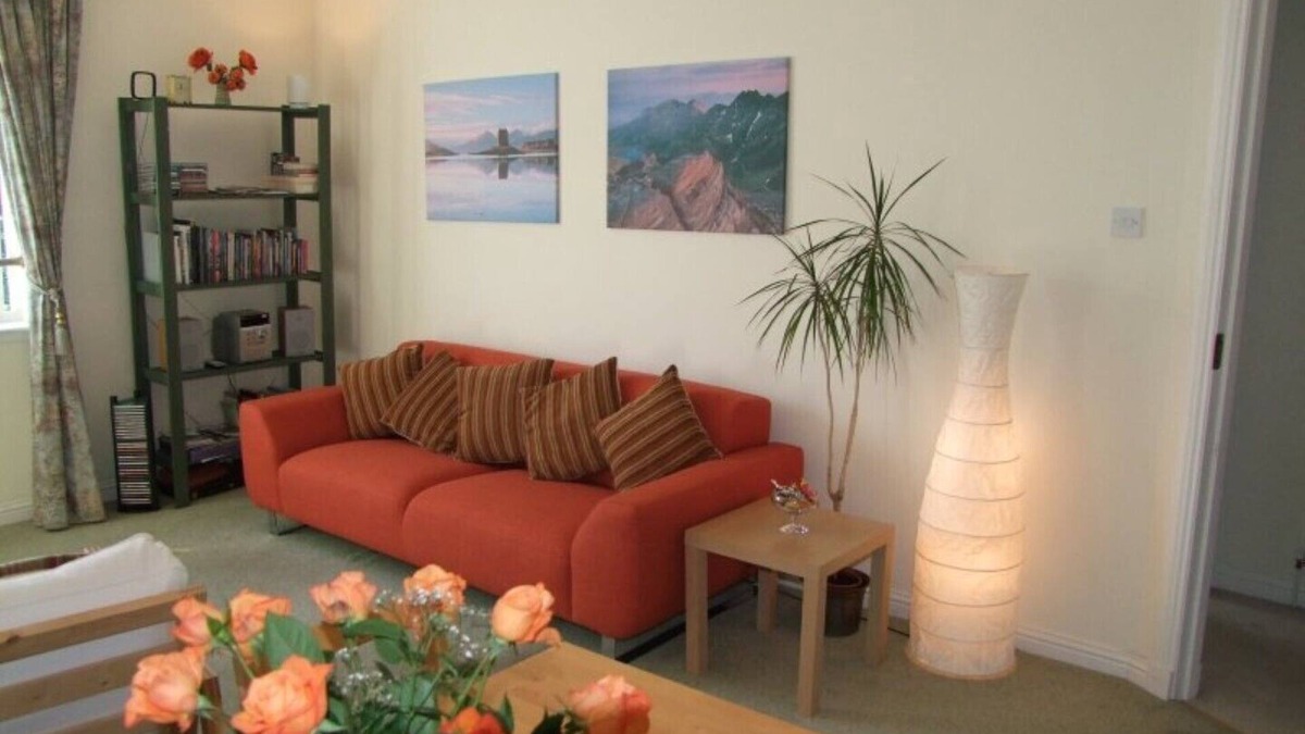 Leith Apartment | Central 2-Bedroom Apartment with private parking - home from home