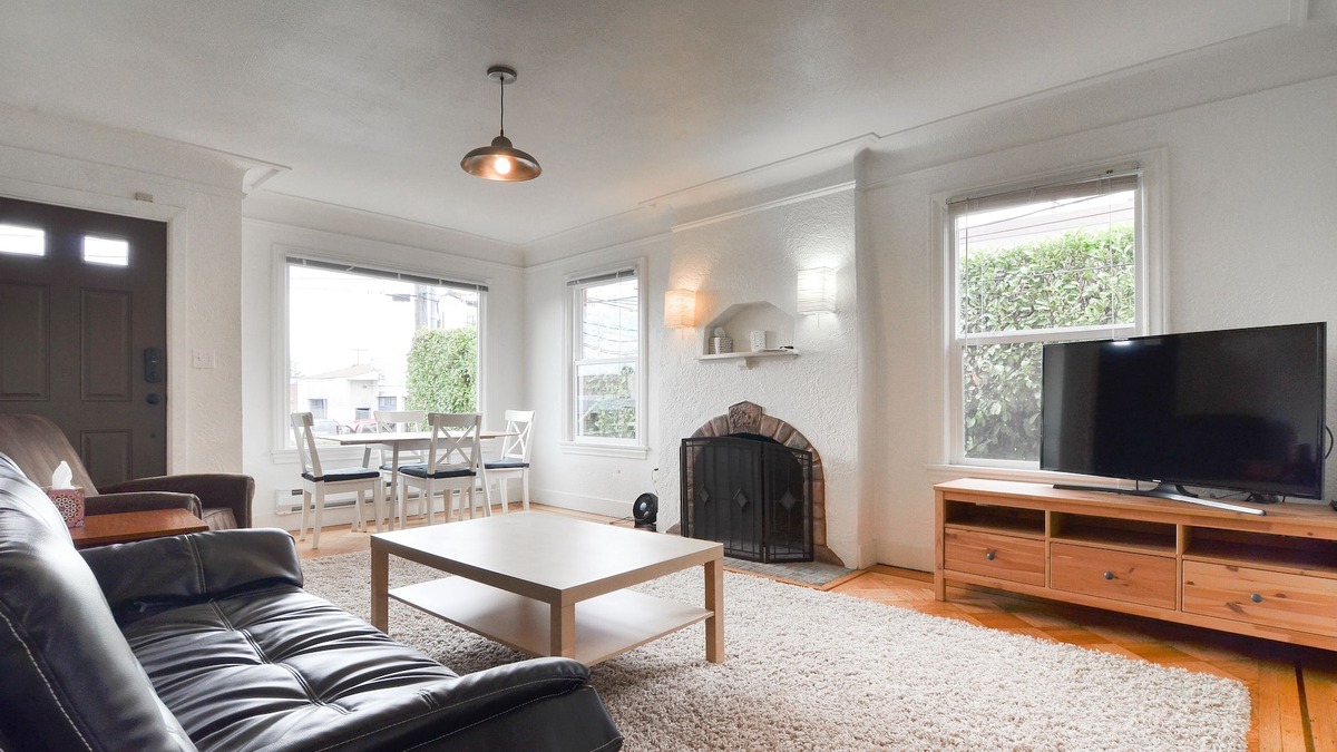 Yesler Terrace House | Central 2 Bedroom, Stocked Kitchen