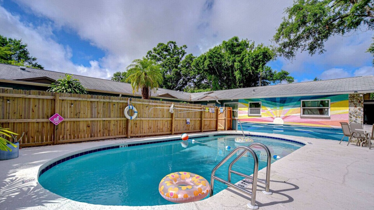 Pinellas Park Apartment | Central 2BR Apt: Heated Pool & W/D on Site