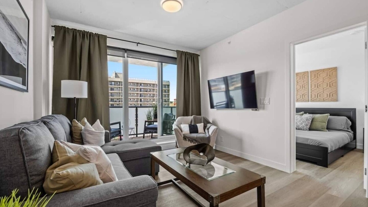 Hillhurst Condo | Central 2BR in Kensington w/Parking + AC