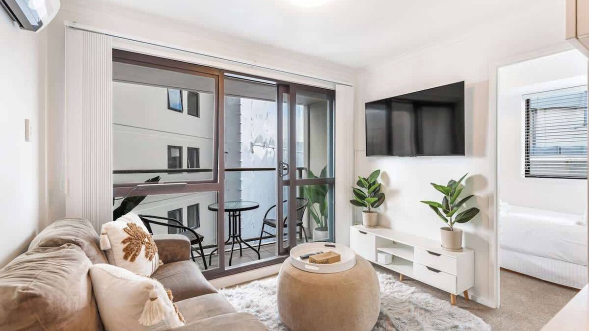 Grafton Apartment | Central 3BR Full Kitchen & Amenities Zodiak Stays