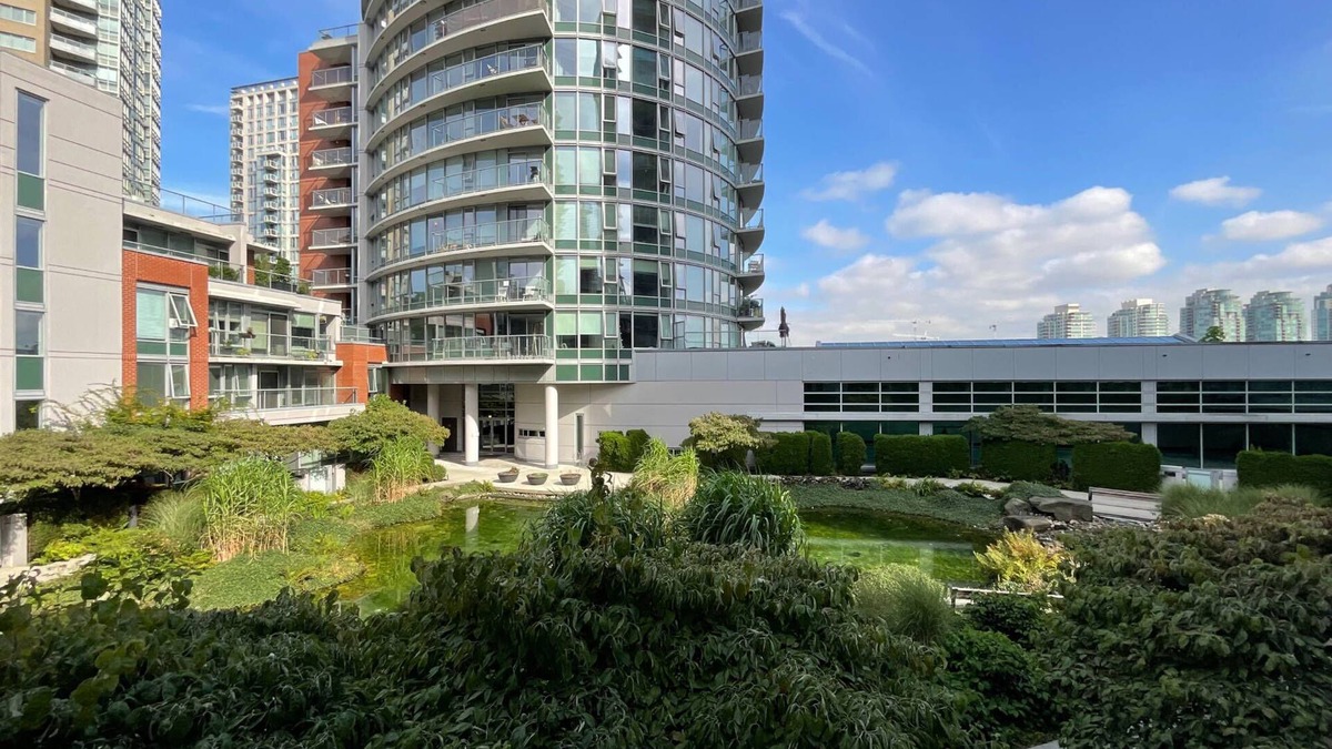 Crosstown Apartment | Central 3BR Suite w/Pond View & Luxe Amenities