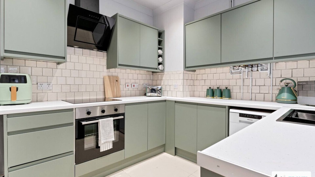 Sneinton House | Central 4 Bedroom house with Street Parking
