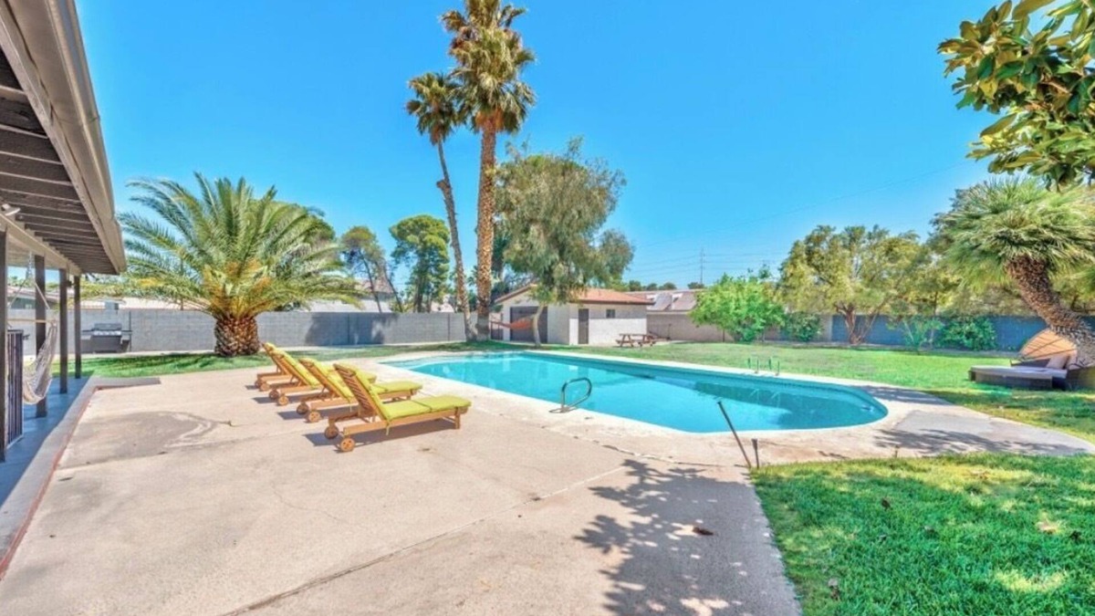 Paradise Villa | Central 5-bedroom 3-bathroom 2-maters BIG POOL & HUGE YARD!