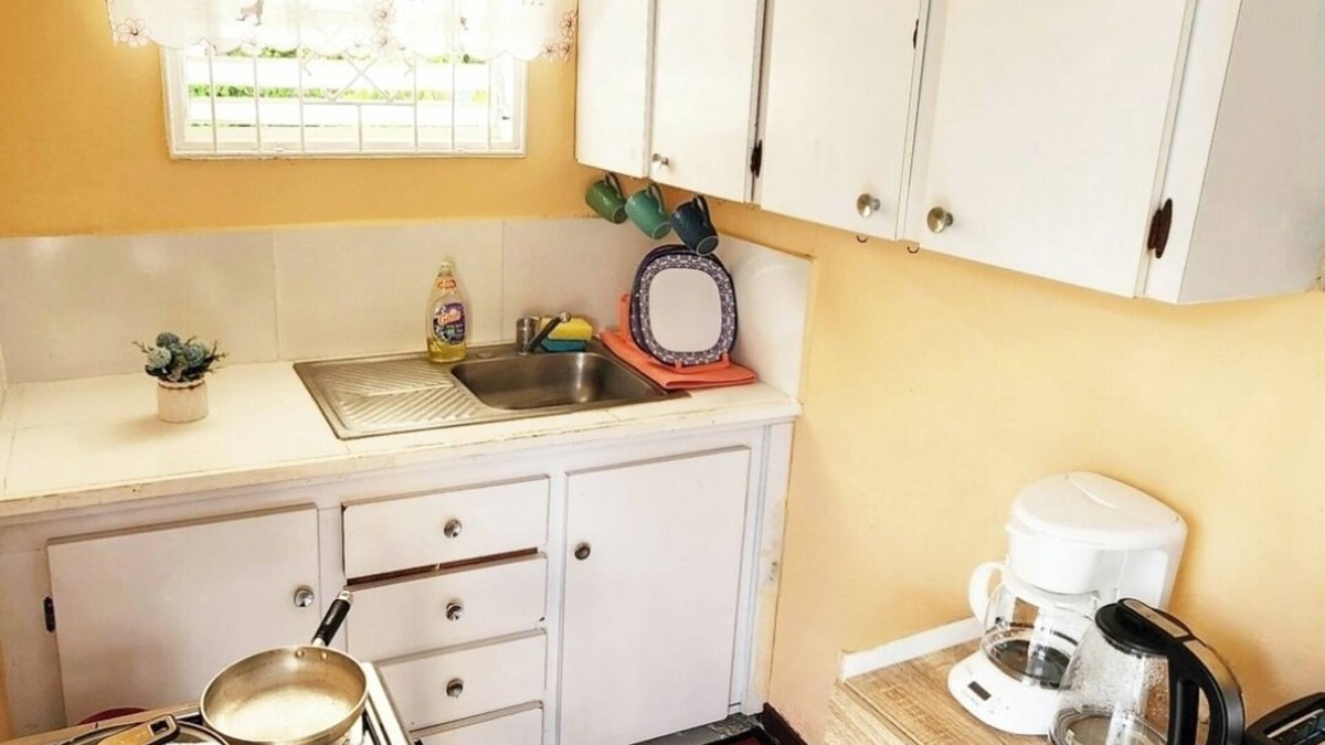 Ocho Rios Cottage | Central and cozy 2-bedroom in amazing Ocho Rios with AC, WiFi and green space