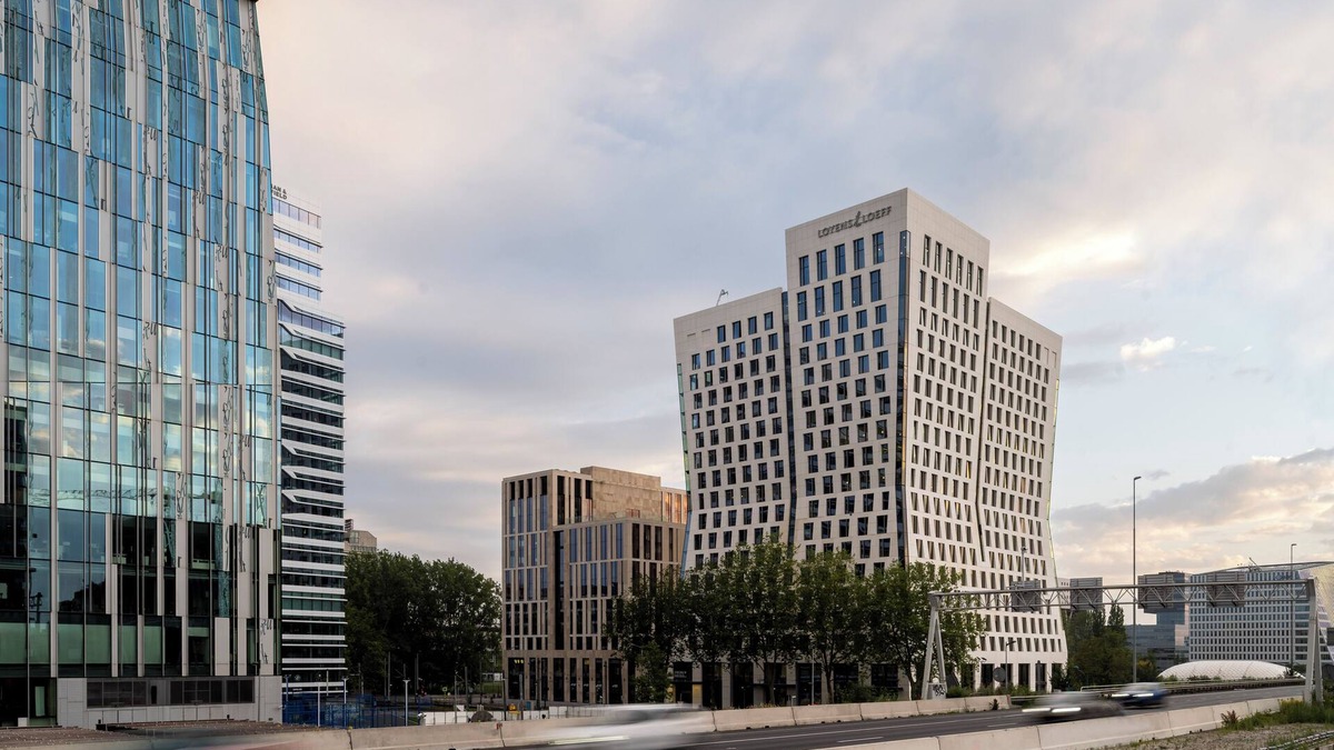 Zuidas Hotel | Central and Modern Hotel with Full Kitchen, Near to Leidseplein and Moco Museum!