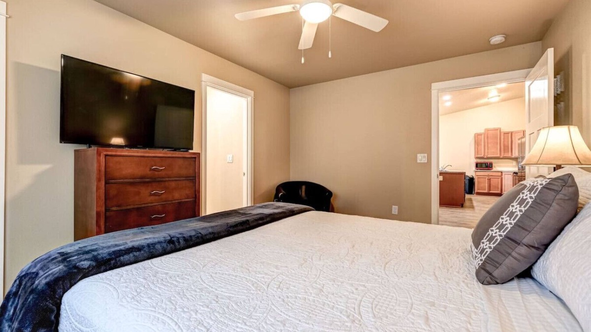Hermiston House | Central and Quiet, 2 Car Garage, Yard #776A