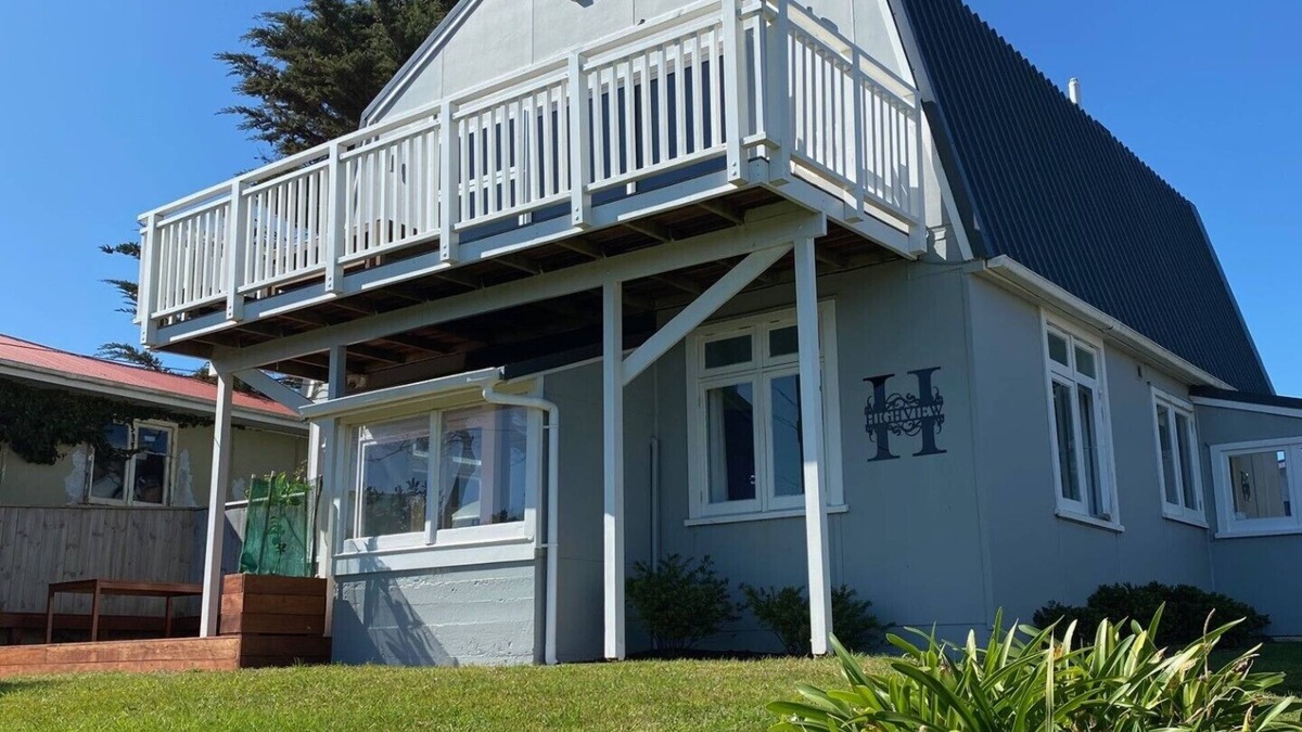 Waitarere Beach House | Central and spacious Waitarere Beach 3 Bed, 2 Bathroom house with sea views