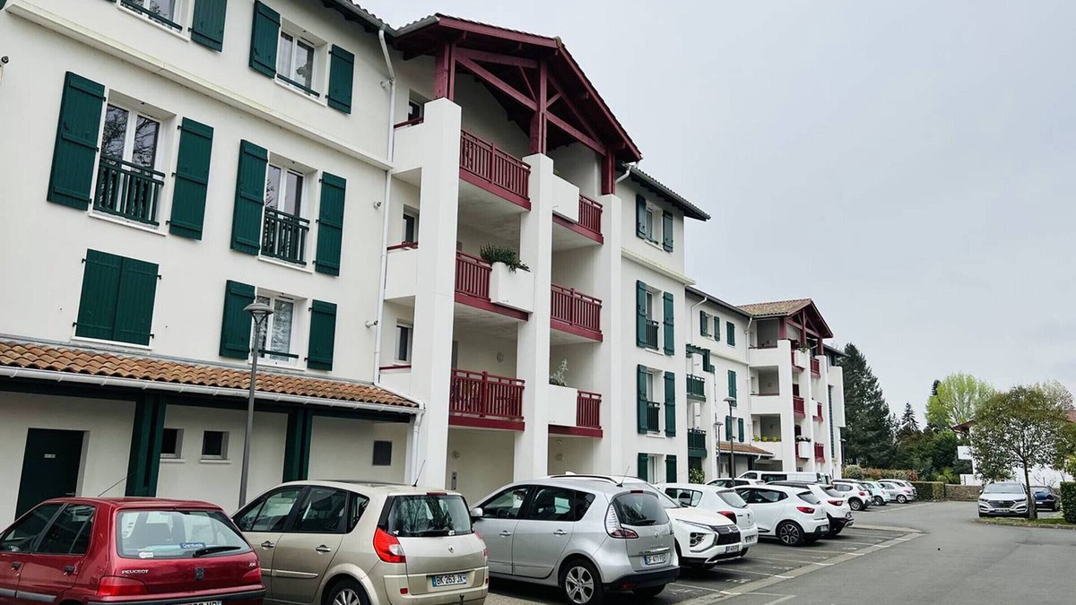 Cambo-les-Bains Apartment | Central Apartment with Terrace Parking Internet