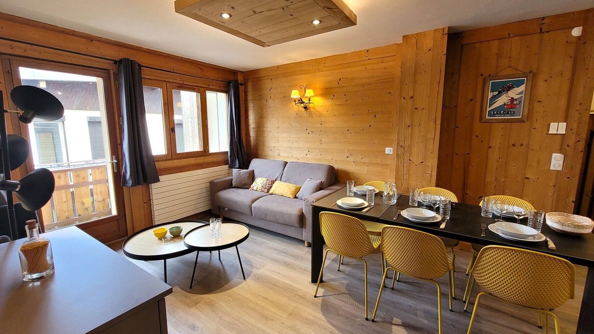 Les Gets Apartment | Central Apartment for 6 with Balcony, Skiing Nearby & Full Amenities