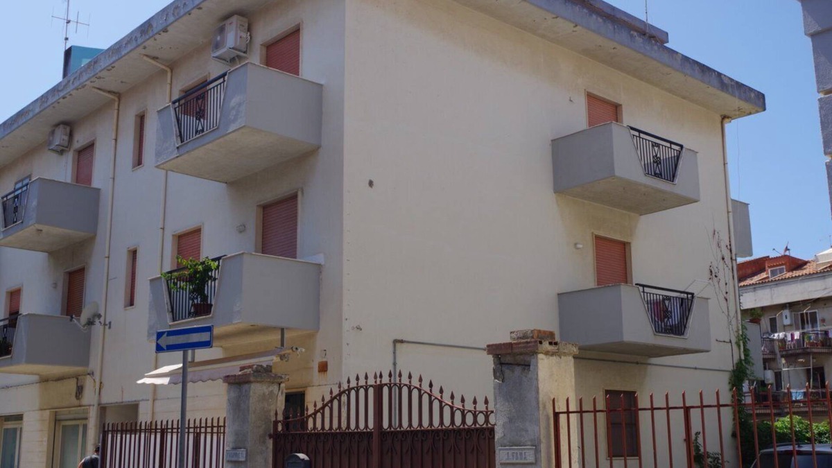 Scalea Apartment | Central apartment, in a small quiet building, close to the sea.