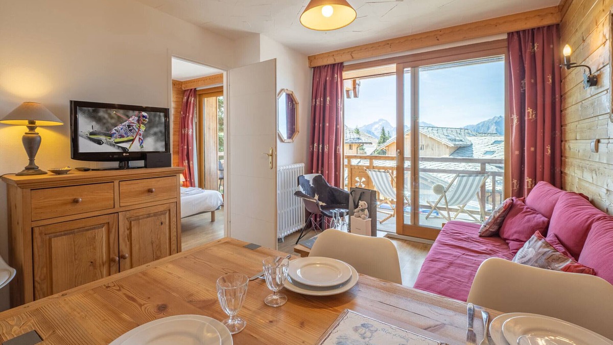 Cognet Apartment | Central Apartment in Chalet, Near Shops and Ski Slopes