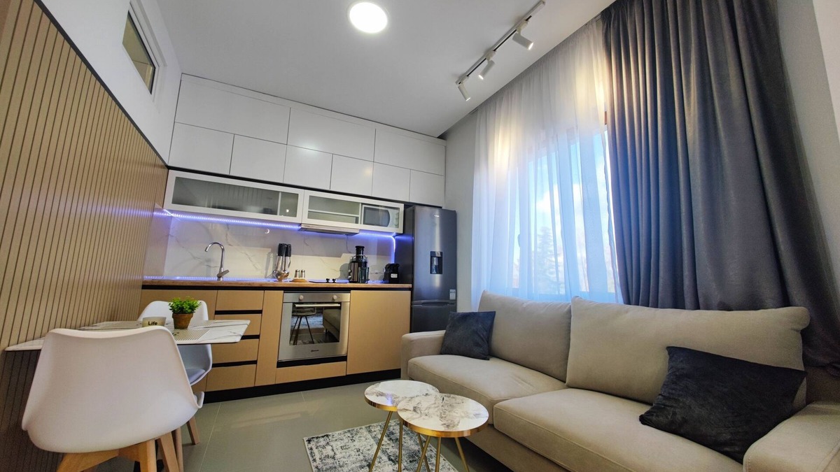 Pogradec Apartment | Central apartment just 20m from the lake – balcony with lake & park view