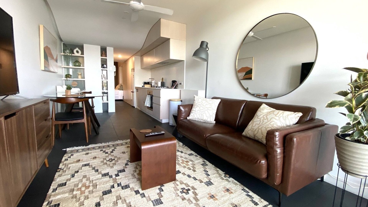Canberra Apartment | Central apartment with Lake Views (WiFi, Wokspace & parking)