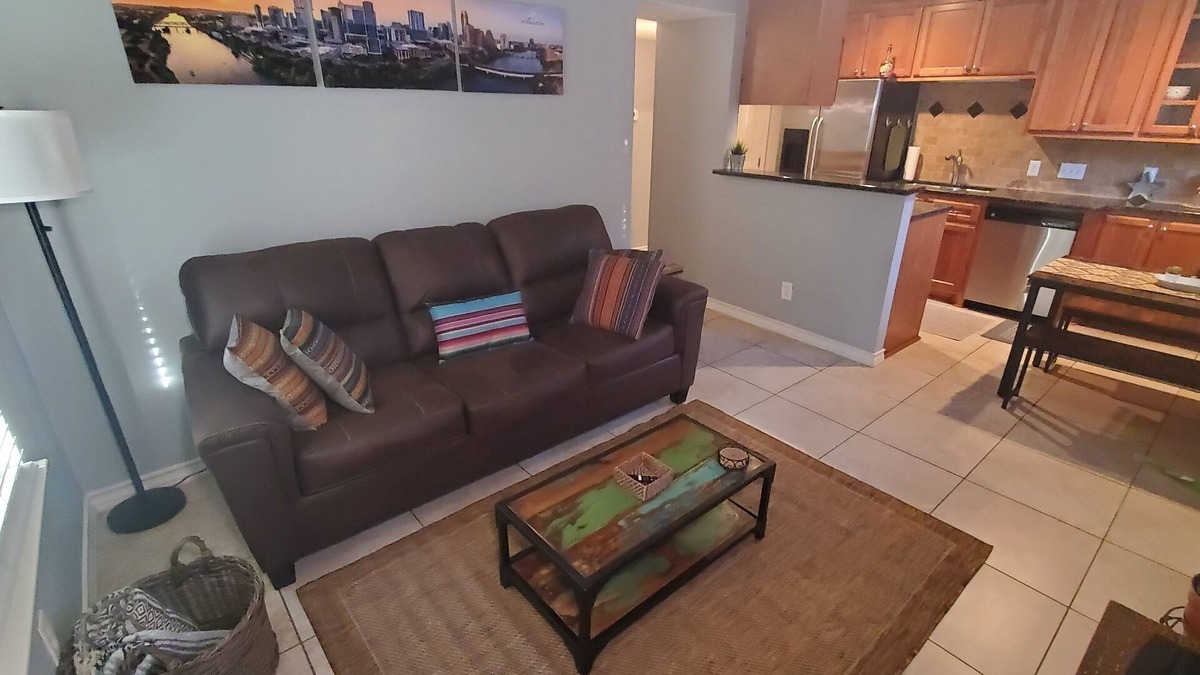 Hyde Park Condo | Central Austin - Hyde Park 1 Bed/Bath Pool WIFI Laundry. Ideal long term stay.