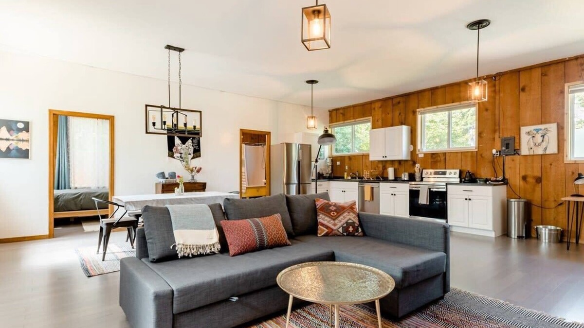 Depot Bench House | Central Bench Garden Guest House!