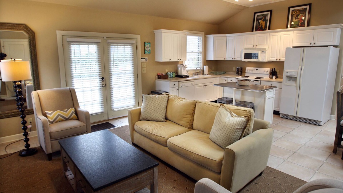 East Midtown Cottage | Central Blue Door.Newly Renovated Historic Midtown Cottage