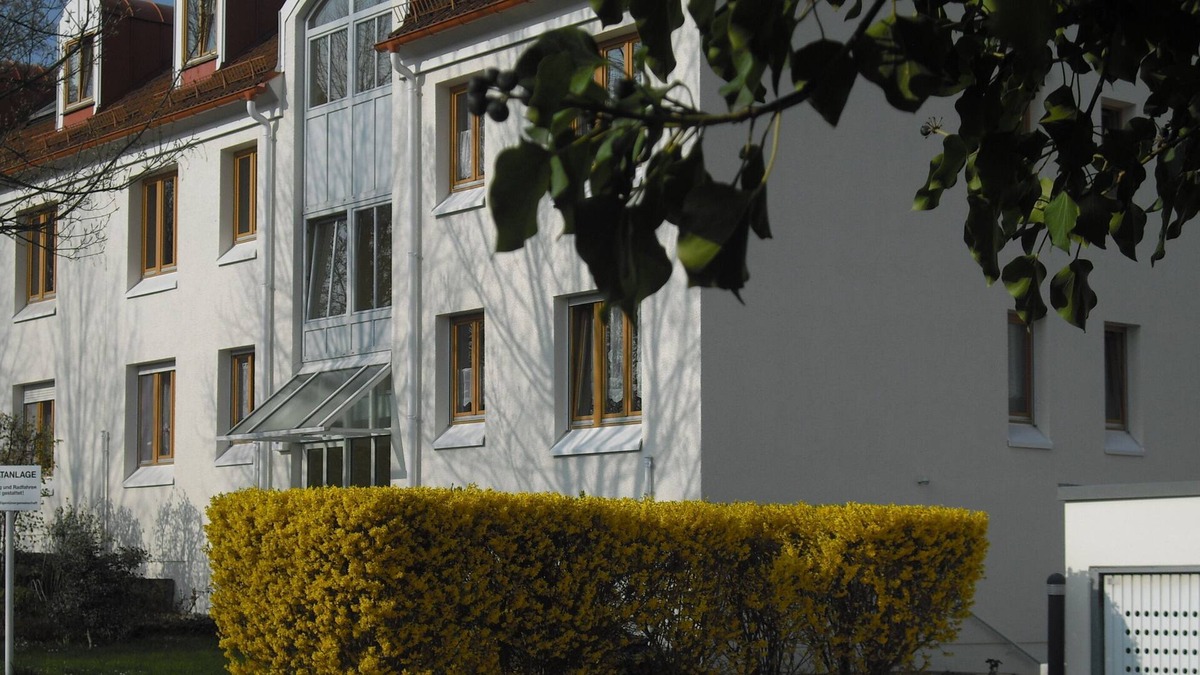 Coschuetz Apartment | Central, bright apartment with underground parking. and 2 bathrooms. Long term renters welcome