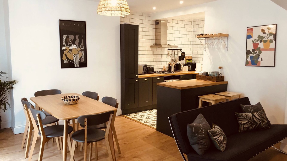 Montpelier Condo | Central Brighton flat, 3 bedrooms, sleeps 6, close to shops and beach