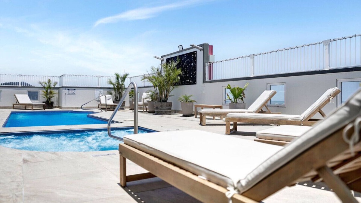Parramatta Park Apartment | Central Cairns Studio with Rooftop Pool, City Views & Secure Parkin