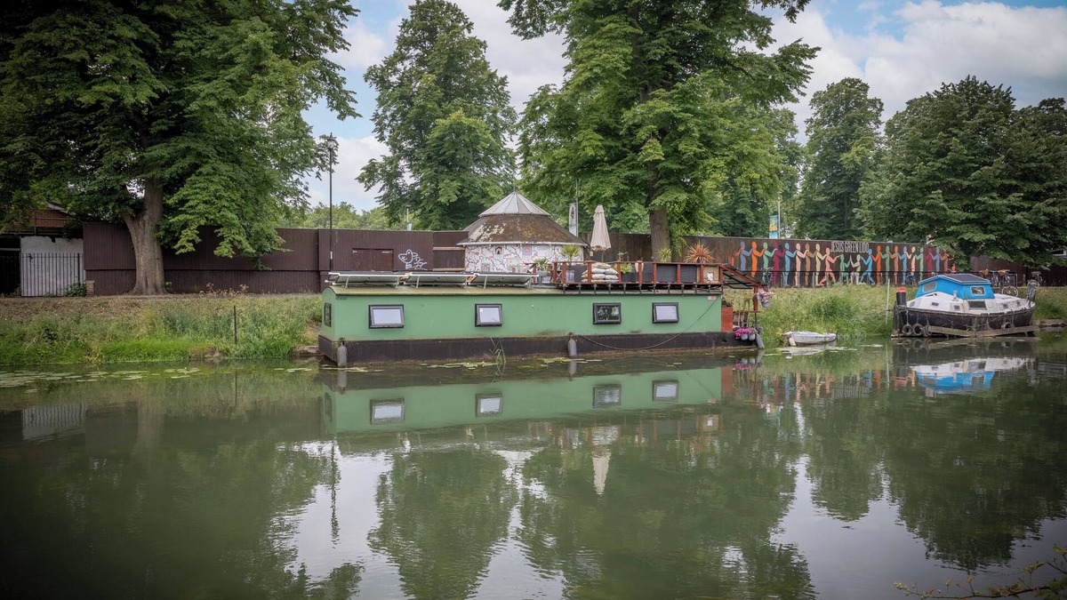 Cambridge City Centre Boat Rental | Central Cambridge Modern Solar Houseboat