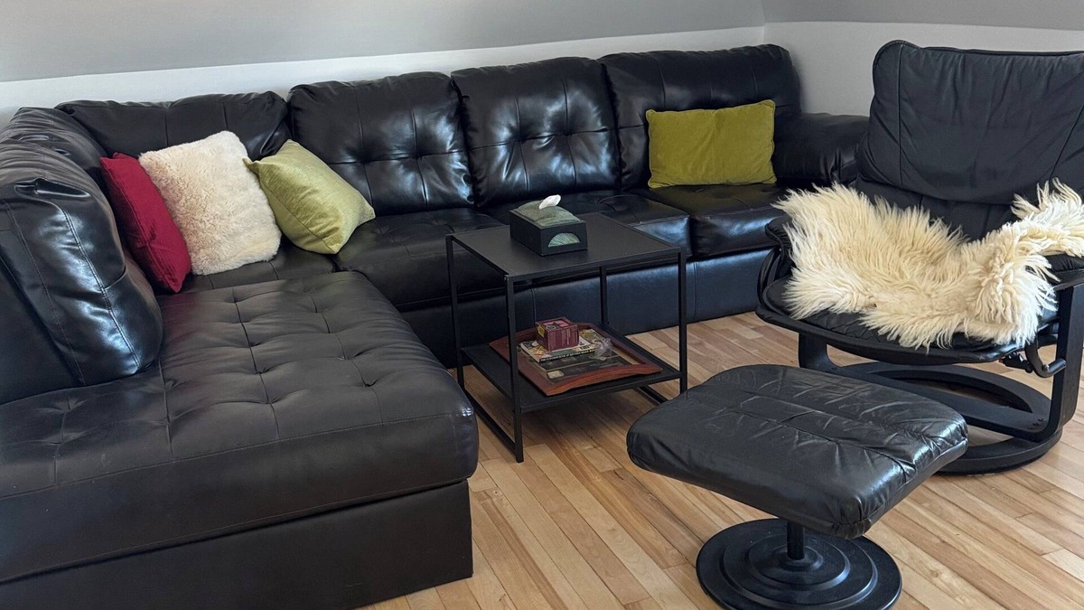 Old Ottawa East Apartment | Central Canal 2 Bedrm w/private entrance, parking, deck, close to everywhere