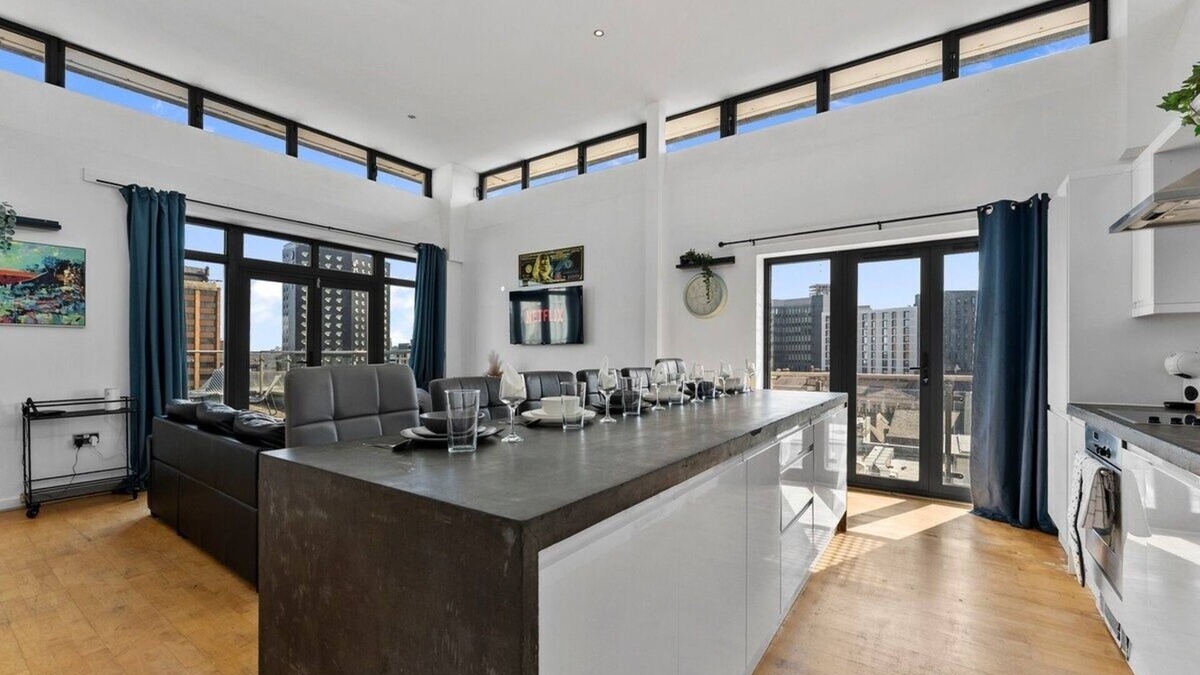 Castle Quarter Apartment | Central Cardiff Penthouse - Private Rooftop
