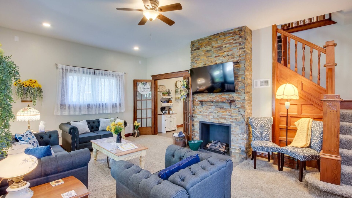 Chanute House | Central Chanute Historic Home w/Porch!