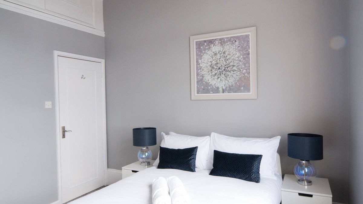 Cheltenham Apartment | Central Cheltenham, Regency 2-Bed Apartment - Cavalier Suite