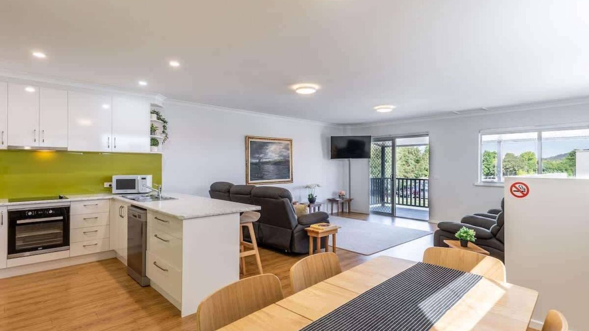 Myrtleford House | Central Chic- Beautifully appointed 2 story townho
