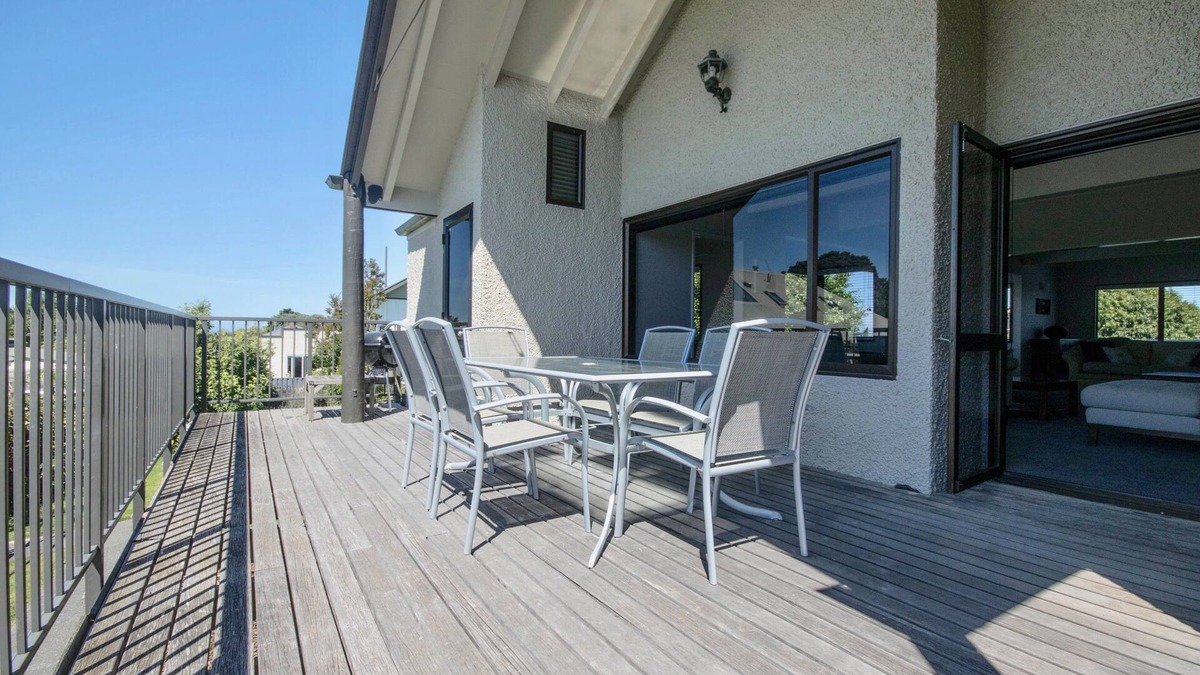 Bluff Hill Cottage | Central City Gem - Napier Holiday Home