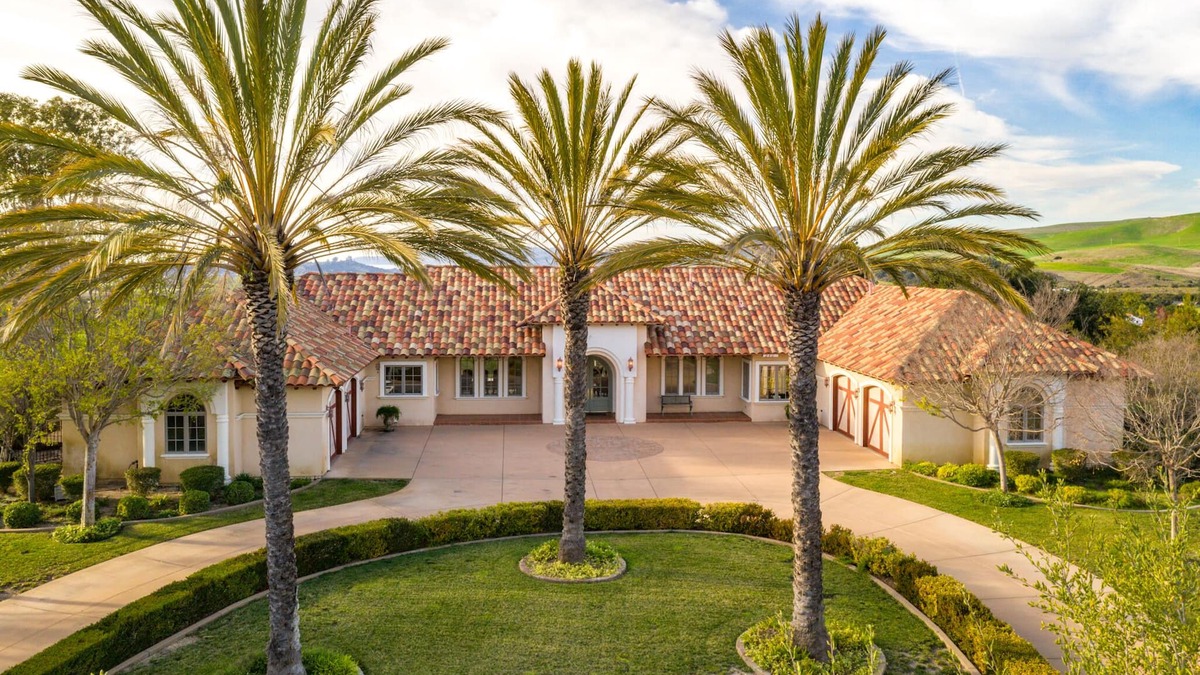 Nipomo House | Central Coast Luxury Estate with Pool, Professional Putting Green, & Pickleball