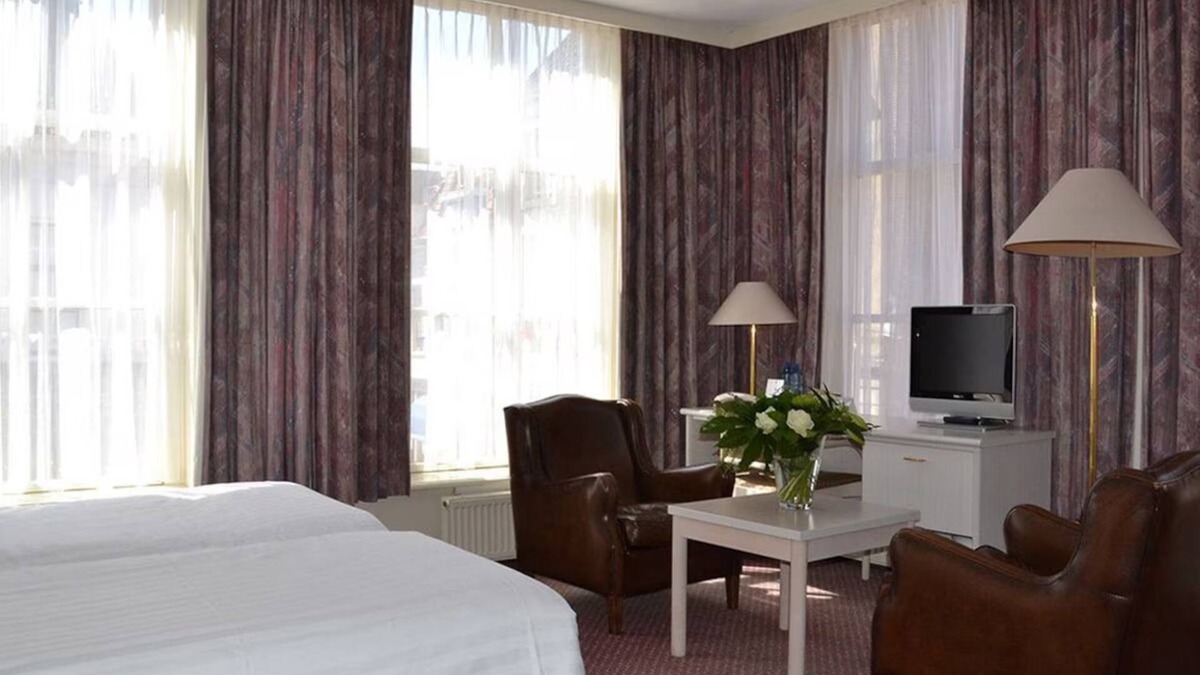 Brielle Hotel | Central Comfort with Easy Access to the Seaside! Free Breakfast and Parking!