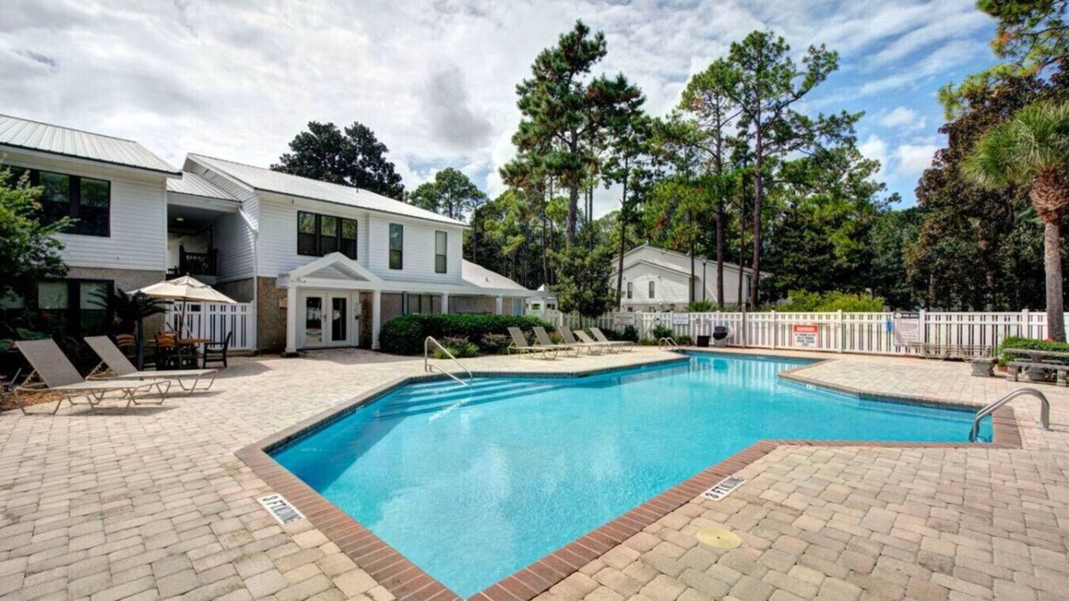 Saint Simons Heights Apartment | Central Condo | Pool & Gym | 10 Min to East Beach