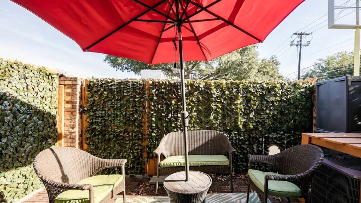 Brentwood Condo | Central Condo w/Patio, Walk to Shops and Food NEW