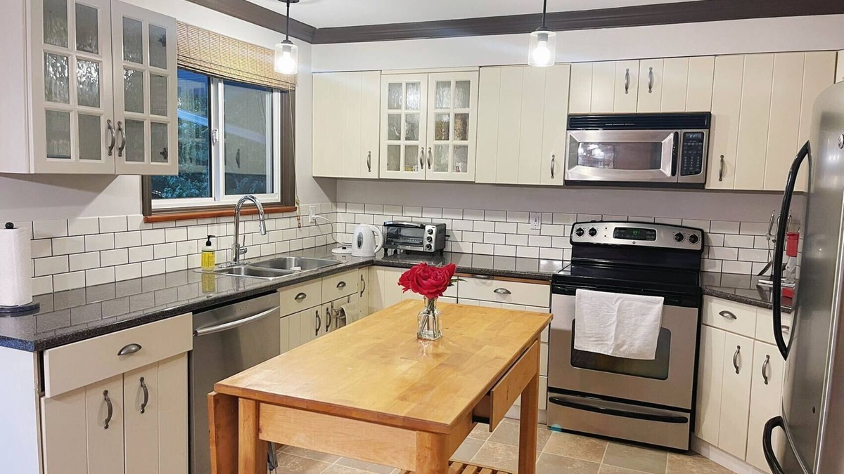 Regional District of Nanaimo House | Central convenient location 2 bedroom upper level suite, spacious clean & cozy